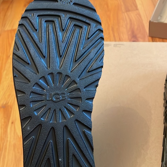 UGG W Classic Short ll Boots. Size 6. Black. #1016223 NEW IN BOX! Retail $180 - Picture 8 of 15